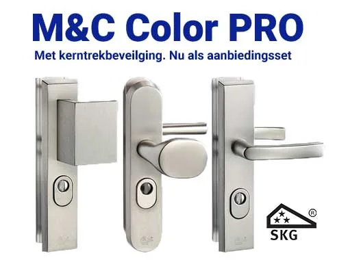 Drie stuks M&C deurbeslag met kerntrekbeveiliging en het SKG driesterren logo